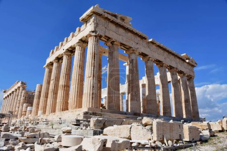 Foto de Templo del Partenón en un día soleado. Acrópolis en Atenas, Grecia. El Partenón es un templo en la Acrópolis ateniense en Grecia, dedicado a la diosa Atenea. - Imagen libre de derechos