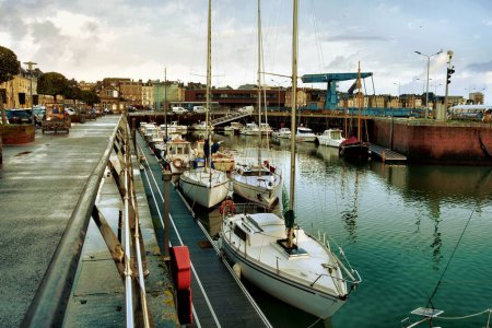 Téléchargez les photos : Dieppe, France - 11 janvier 2023 : bateaux dans le port de Dieppe, port de pêche sur la côte normande dans le nord de la France - en image libre de droit
