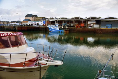 Téléchargez les photos : Dieppe, France - 11 janvier 2021 : Bateaux de pêche dans le port de Dieppe, le port de pêche sur la côte normande dans le nord de la France. - en image libre de droit