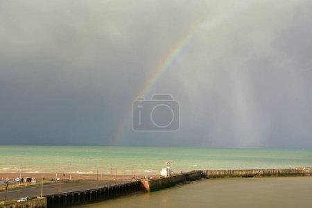 Téléchargez les photos : Belle vue sur la Manche (la manche) avec vagues, vent et nuages à Normandie, Nord de la France. - en image libre de droit