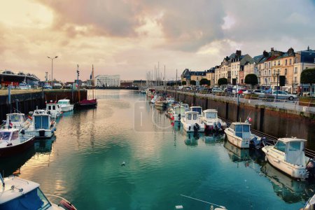 Foto de Dieppe, Francia - 11 de enero de 2021: Barcos pesqueros en el puerto de Dieppe, el puerto pesquero en la costa normanda en el norte de Francia. - Imagen libre de derechos