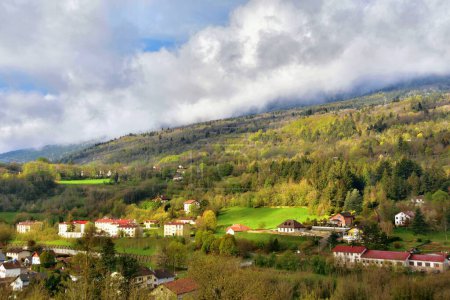 Téléchargez les photos : Belle vue sur le paisible village de montagne en Auvergne-Rhône-Alpes, France. - en image libre de droit
