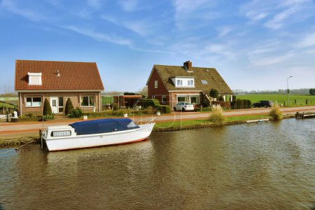 Foto de Europa, Países Bajos, Holanda del Norte - 5 de abril de 2023: Vista de los edificios tradicionales holandeses a lo largo de un canal en Países Bajos, Holanda Septentrional. - Imagen libre de derechos
