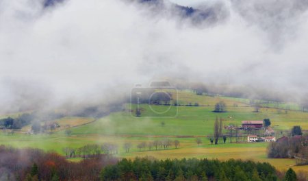 Téléchargez les photos : Vue panoramique du village de montagne en Auvergne-Rhône-Alpes, France - en image libre de droit