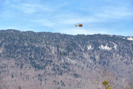 Téléchargez les photos : Chatillon-en-Michaille, France - 23 mars 2023 : hélicoptère de secours en montagne en Rhône-Alpes, France - en image libre de droit