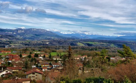 Foto de Vista panorámica del pueblo de montaña de Auvernia-Ródano-Alpes, Francia - Imagen libre de derechos