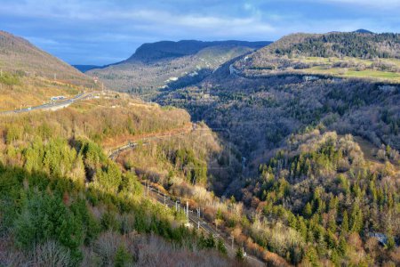 Foto de Vista panorámica del pueblo de montaña de Auvernia-Ródano-Alpes, Francia - Imagen libre de derechos