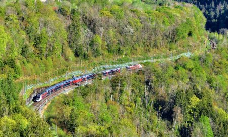 Foto de Vista aérea del tren que viaja en un ferrocarril en los Alpes franceses, Ródano - Región de los Alpes - Imagen libre de derechos