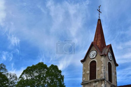 Die Spitze der Kirche vor blauem Himmel