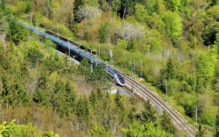 Téléchargez les photos : Vue aérienne d'un train circulant sur un chemin de fer dans les Alpes françaises, région Rhône Alpes - en image libre de droit