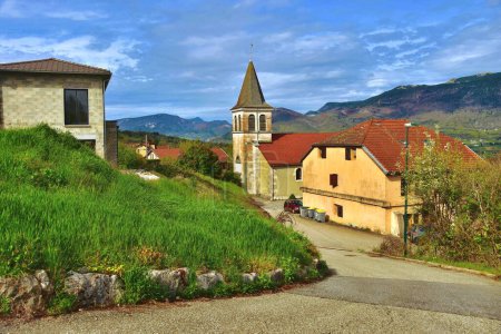 Téléchargez les photos : Village de montagne paisible en Auvergne-Rhône-Alpes, France. - en image libre de droit