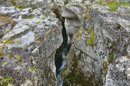 Téléchargez les photos : Majestueuse rivière Valserine qui coule à travers les montagnes françaises - en image libre de droit