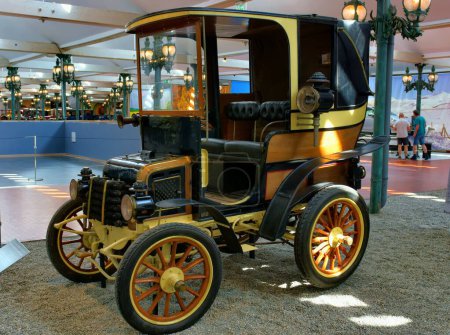 Téléchargez les photos : Mulhouse, France - 09 Juin, 2023 : Cit de l'Automobile National Museum Schlumpf Collection - World's Largest Automobile Collection - en image libre de droit