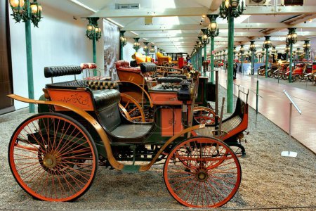 Foto de Mulhouse, Francia - 09 de junio de 2023: Colección Schlumpf del Museo Nacional del Automóvil - La colección de automóviles más grande del mundo - Imagen libre de derechos