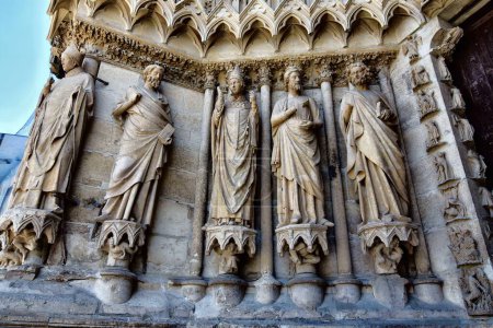 Foto de Reims, Francia - 15 de junio de 2023: Catedral de Notre Dame de Reims, monumento en una ciudad de la región del Gran Este de Francia y una de las más antiguas de Europa - Imagen libre de derechos