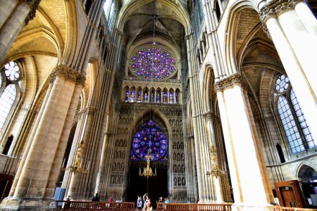 Téléchargez les photos : Reims, France - 15 juin 2023 : Cathédrale Notre Dame de Reims, monument dans une ville du Grand Est de France et l'une des plus anciennes d'Europe - en image libre de droit