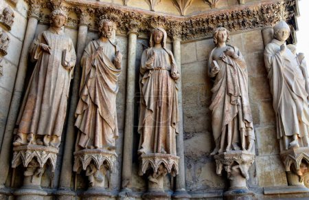 Foto de Reims, Francia - 15 de junio de 2023: Catedral de Notre Dame de Reims, monumento en una ciudad de la región del Gran Este de Francia y una de las más antiguas de Europa - Imagen libre de derechos