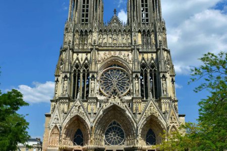 Téléchargez les photos : Reims, France - 15 juin 2023 : Cathédrale Notre Dame de Reims, monument dans une ville du Grand Est de France et l'une des plus anciennes d'Europe - en image libre de droit
