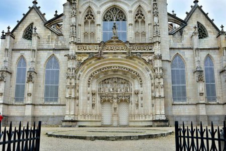 Foto de Bourg-en-Bresse, Francia - 09 de junio de 2023: Real Monasterio de Brou, construido en 1532, ciudad de Bourg en Bresse, departamento de Ain, Francia - Imagen libre de derechos
