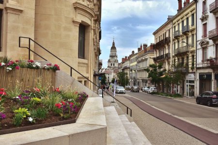 Foto de Bourg-en-Bresse, Francia - 09 de junio de 2023: Vista de la ciudad y la arquitectura a la hora del verano - Imagen libre de derechos
