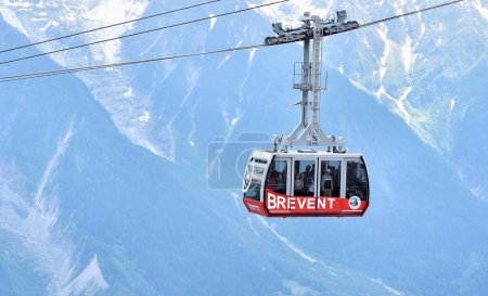 Téléchargez les photos : Le Brevent, France - 19 juin 2023 : Téléphérique au domaine skiable Brevent-Flegere en été - en image libre de droit