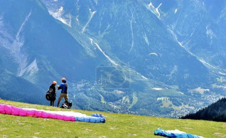 Téléchargez les photos : Le Brevent, France - 19 Juin, 2023 : Parapente près du Mont Blanc par une journée ensoleillée - en image libre de droit