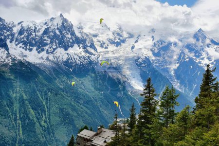 Téléchargez les photos : Le Brevent, France - 19 Juin, 2023 : Parapente près du Mont Blanc par une journée ensoleillée - en image libre de droit