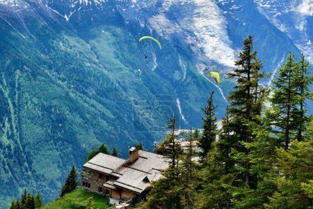 Foto de Le Brevent, Francia - 19 de junio de 2023: Parapente cerca del Mont Blanc en un día soleado - Imagen libre de derechos