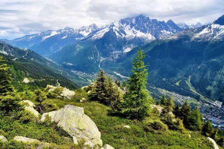 Téléchargez les photos : Vue panoramique du massif du Mont Blanc avec le Mont Blanc. Blanc du Tacul - en image libre de droit