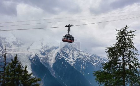 Foto de Le Brevent, Francia - 19 de junio de 2023: Teleférico en la región de esquí de Brevent-Flegere a la hora de verano - Imagen libre de derechos