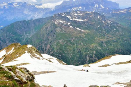 Téléchargez les photos : Le Brevent, France - 19 juin 2023 : Groupe de randonneurs dans les Alpes françaises - en image libre de droit