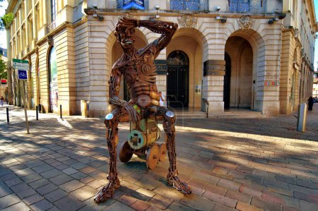 Téléchargez les photos : MULHOUSE, FRANCE : sculpture dans la vieille ville Mulhouse, France - en image libre de droit