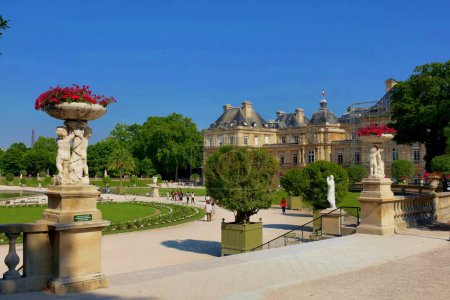 Foto de El Palacio de Luxemburgo en el Jardín de Luxemburgo o los Jardines de Luxemburgo en París, Francia. Palacio de Luxemburgo fue construido originalmente (1615-1645) para ser la residencia real de la regente Marie de Medici. - Imagen libre de derechos
