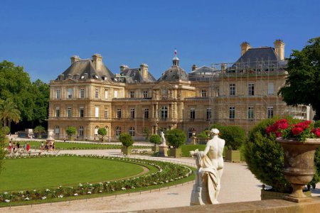Foto de El Palacio de Luxemburgo en el Jardín de Luxemburgo o los Jardines de Luxemburgo en París, Francia. Palacio de Luxemburgo fue construido originalmente (1615-1645) para ser la residencia real de la regente Marie de Medici. - Imagen libre de derechos