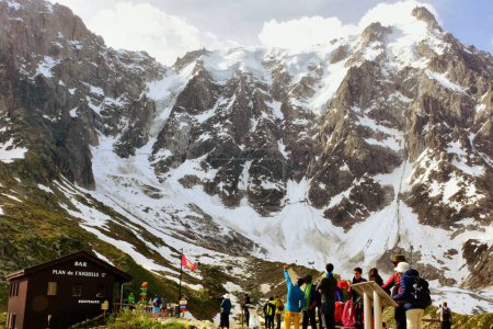 Foto de Chamonix, Francia - 21 de junio de 2023: turistas visitan el macizo del Mont Blanc en el Plan de l 'Aiguille - Imagen libre de derechos