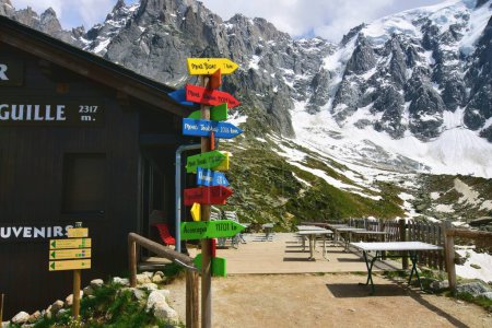 Téléchargez les photos : Chamonix, France - 21 juin 2023 : touristes visitant le Plan de l'Aiguille le massif montagneux du Mont Blanc - en image libre de droit