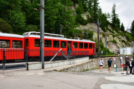Foto de Chamonix-Mont-Blanc,France - June 22, 2023: A red train arriving at the Le Montenvers train station at Mer de Glace, a tourist attraction near Chamonix-Mont-Blanc - Imagen libre de derechos