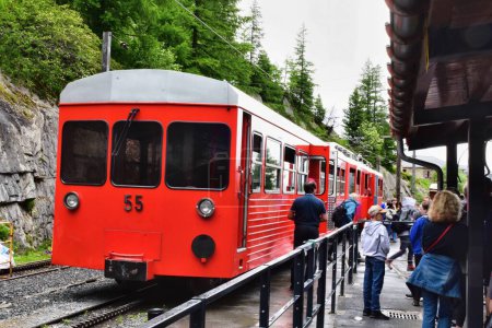 Foto de Chamonix-Mont-Blanc,France - June 22, 2023: A red train arriving at the Le Montenvers train station at Mer de Glace, a tourist attraction near Chamonix-Mont-Blanc - Imagen libre de derechos