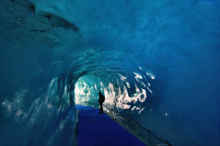 Téléchargez les photos : Chamonix, France - June 22, 2023: Tourists visiting the Ice Cave dug into The Mer de Glace - en image libre de droit