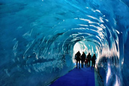 Foto de Chamonix, France - June 22, 2023: Tourists visiting the Ice Cave dug into The Mer de Glace - Imagen libre de derechos