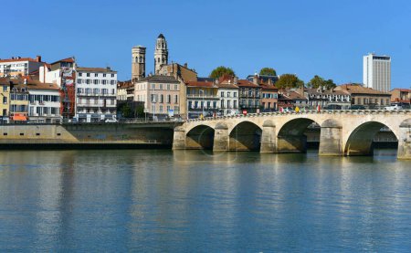 Foto de Borgoña, Francia - 21 de septiembre de 2023: Hermosa vista de la ciudad de Macon con el río Saone en Borgoña, Francia - Imagen libre de derechos
