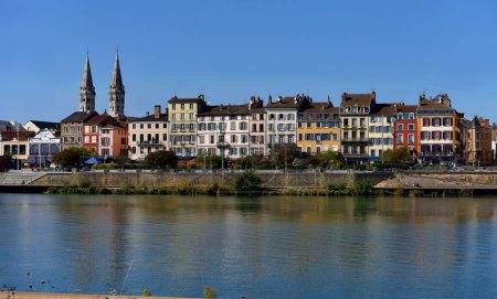 Téléchargez les photos : Bourgogne, France - 21 septembre 2023 : Belle vue sur la ville de Macon avec rivière Saône en Bourgogne, France - en image libre de droit