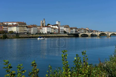 Foto de Borgoña, Francia - 21 de septiembre de 2023: Hermosa vista de la ciudad de Macon con el río Saone en Borgoña, Francia - Imagen libre de derechos