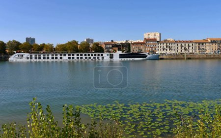 Téléchargez les photos : Bourgogne, France - 21 septembre 2023 : Belle vue sur la ville de Macon avec rivière Saône en Bourgogne, France - en image libre de droit