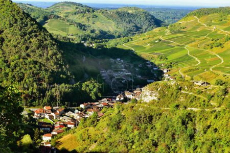 Téléchargez les photos : Belle vue sur le paisible village de montagne en Auvergne-Rhône-Alpes, France. - en image libre de droit