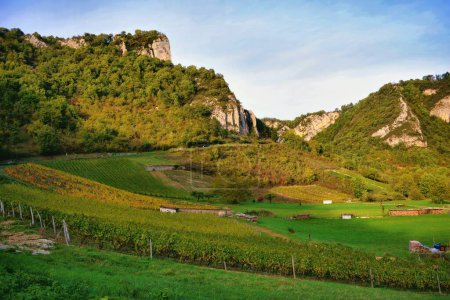 Foto de Hermosa vista del tranquilo pueblo de montaña en Auvernia-Ródano-Alpes, Francia. - Imagen libre de derechos