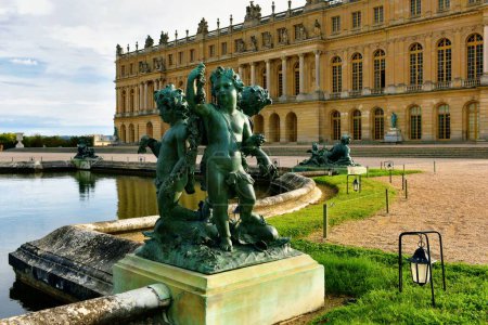 Téléchargez les photos : Versailles, France - October 2, 2022: Famous palace Versailles with beautiful garden and park - en image libre de droit
