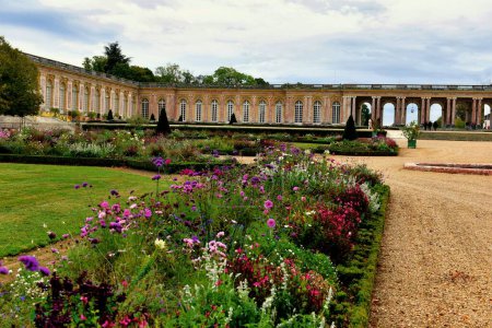 Foto de Versailles, France - October 2, 2022: Famous palace Versailles with beautiful gardens outdoors near Paris, France. - Imagen libre de derechos