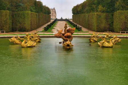 Foto de Versailles, France - October 2, 2022: Beautiful vuew of Fountain in the Garden of Versailles in France. - Imagen libre de derechos