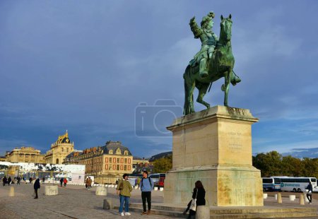 Téléchargez les photos : Versailles, France - October 2, 2022: Louis XIV statue outside the Royal Palace of Versailles - en image libre de droit